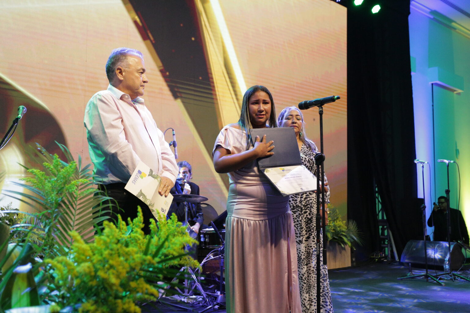 Adriana Gómez, en representación de su cabildo indígena La Libertad de Puerto Colombia, recibió en Barranquilla el reconocimiento entregado al proyecto Semillas del Sol. Foto obtenida de https://www.premiogemas.co/ganadores-2023/