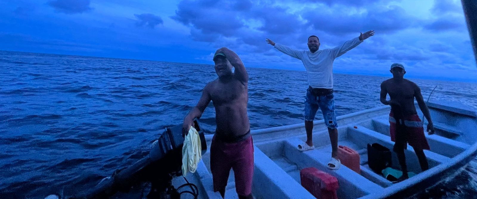 Armada de Colombia rescata 3 pescadores a 45 millas náuticas al noroeste de Coveñas - Sucre.